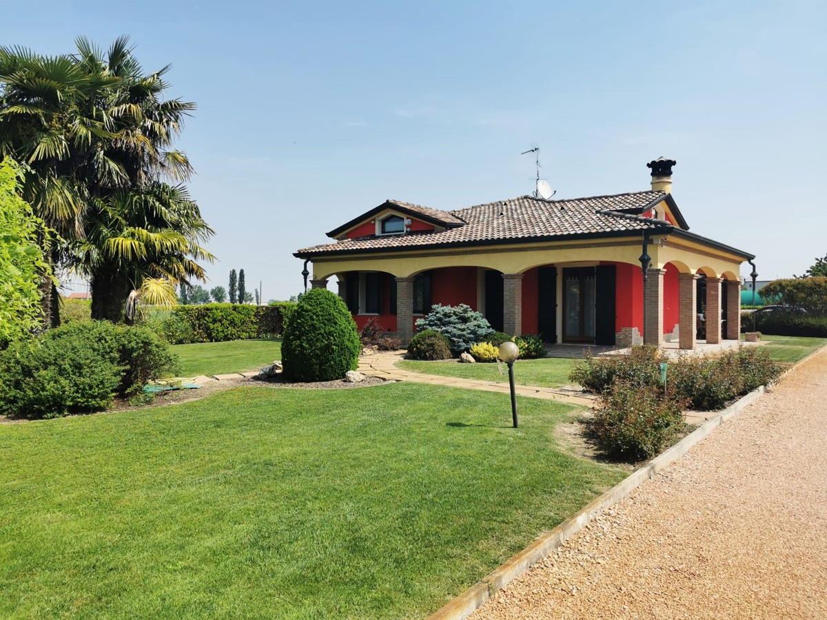 Foto 2 di 19 - Villa in vendita a Bergantino