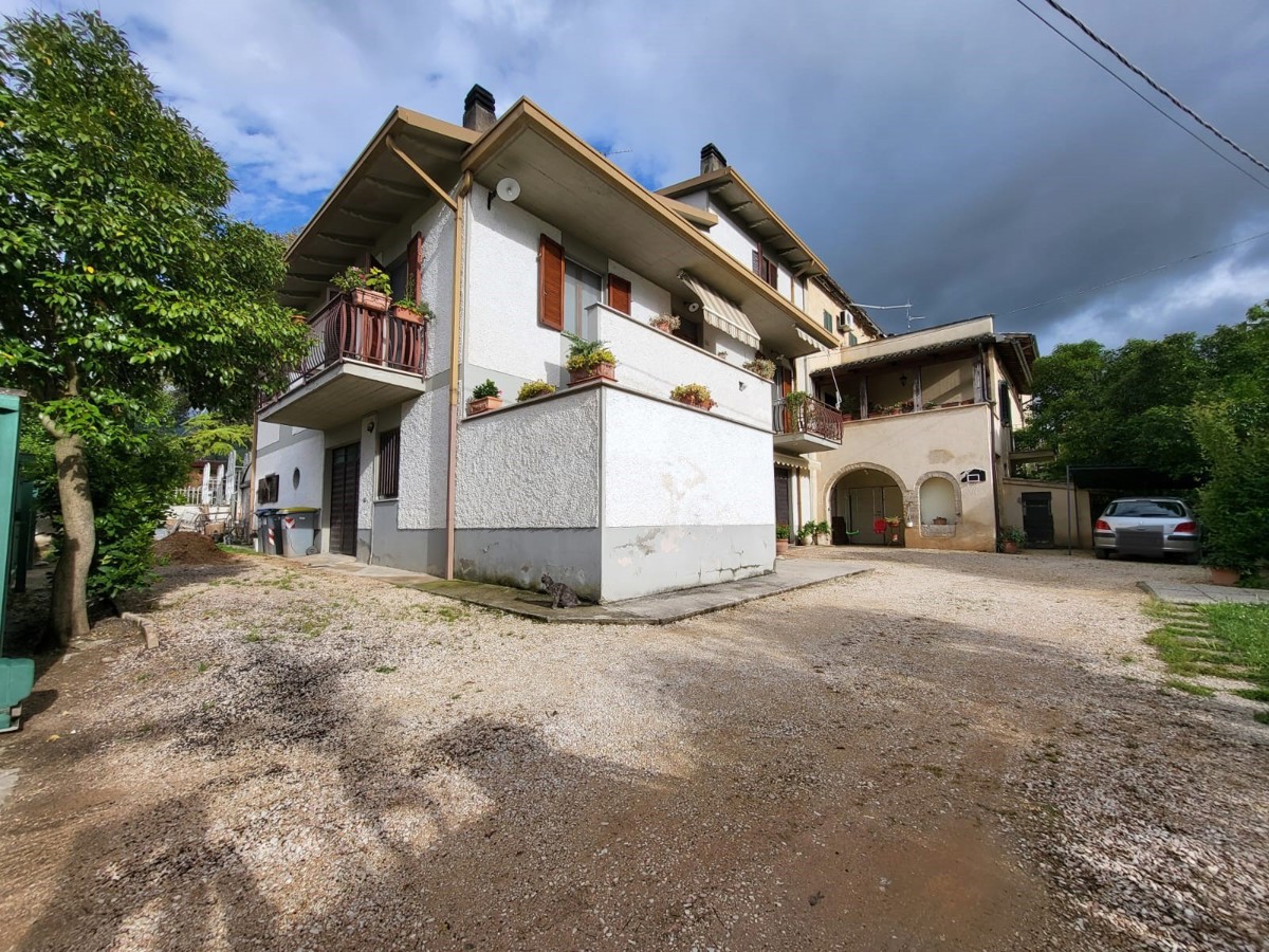Foto 2 di 21 - Villa a schiera in vendita a Trevi