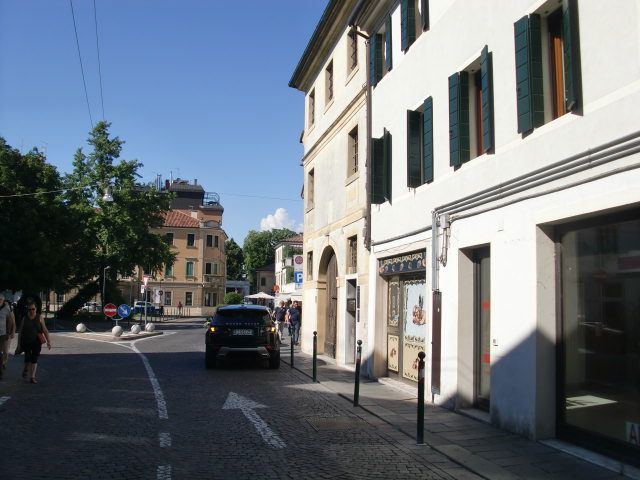 Foto 1 di 5 - Negozio in affitto a Treviso