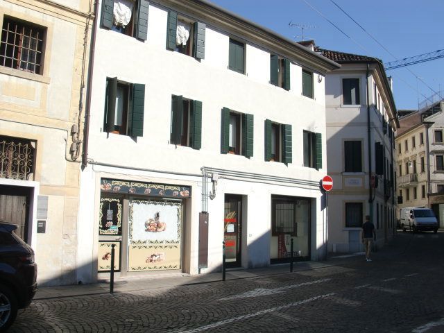 Foto 2 di 5 - Negozio in affitto a Treviso