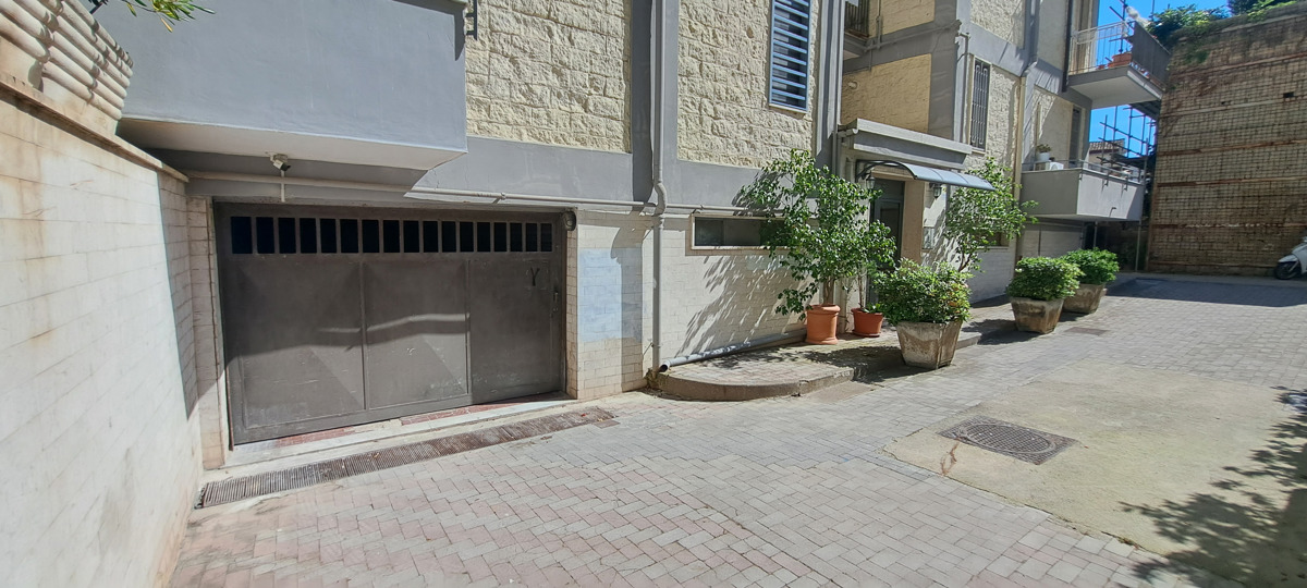 Foto 2 di 27 - Garage in vendita a Portici