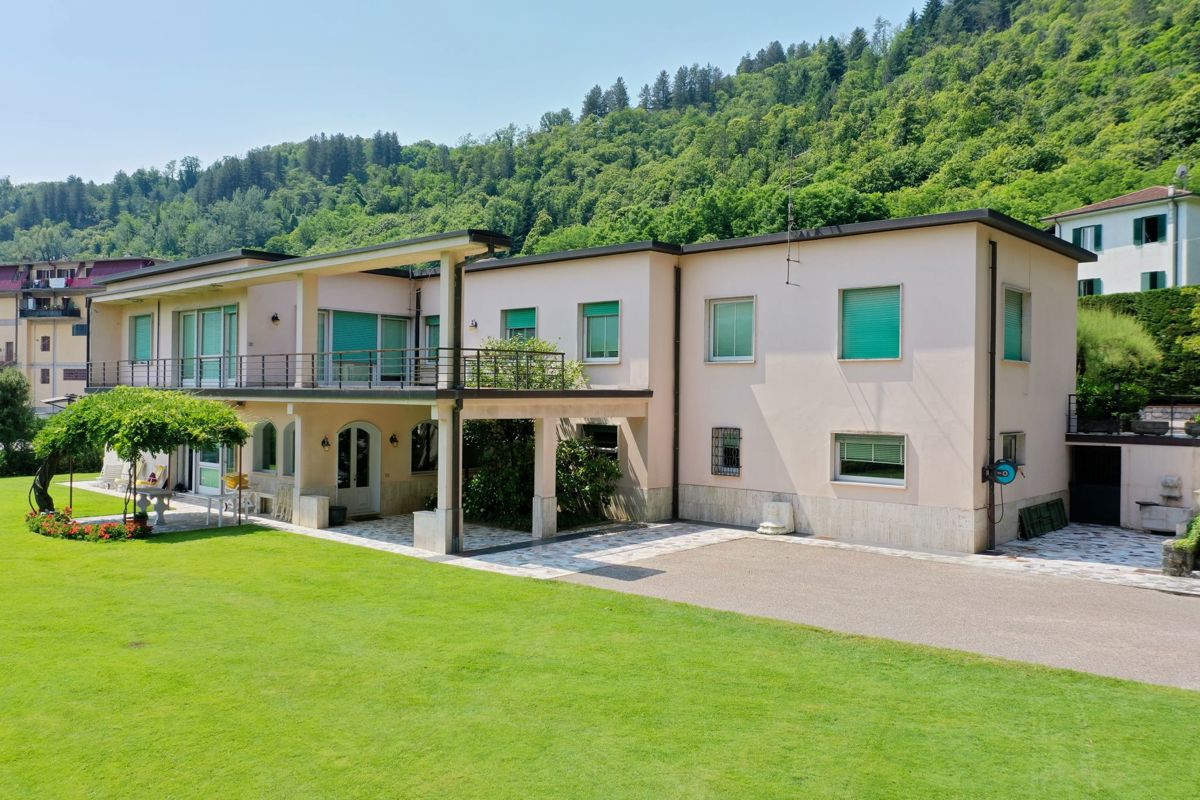 Foto 1 di 49 - Villa in vendita a Castelnuovo Garfagnana