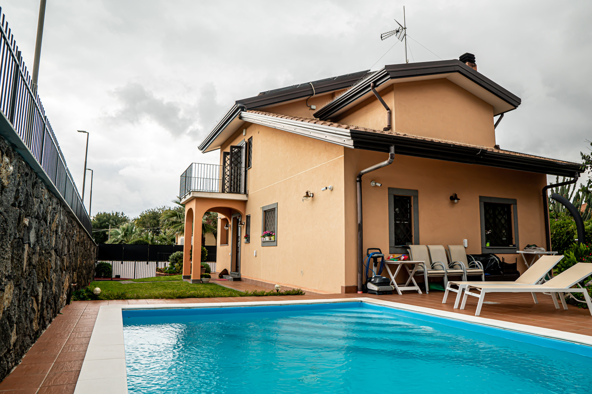 Foto 1 di 53 - Villa in vendita a Aci Bonaccorsi