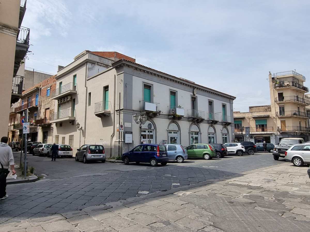 Foto 1 di 51 - Palazzo o stabile in vendita a Barcellona Pozzo di Gotto