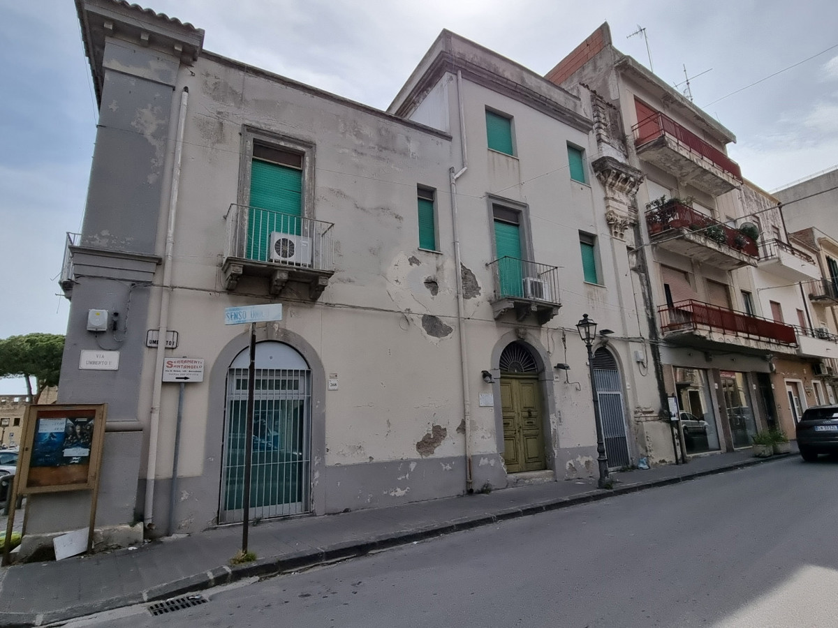 Foto 3 di 51 - Palazzo o stabile in vendita a Barcellona Pozzo di Gotto