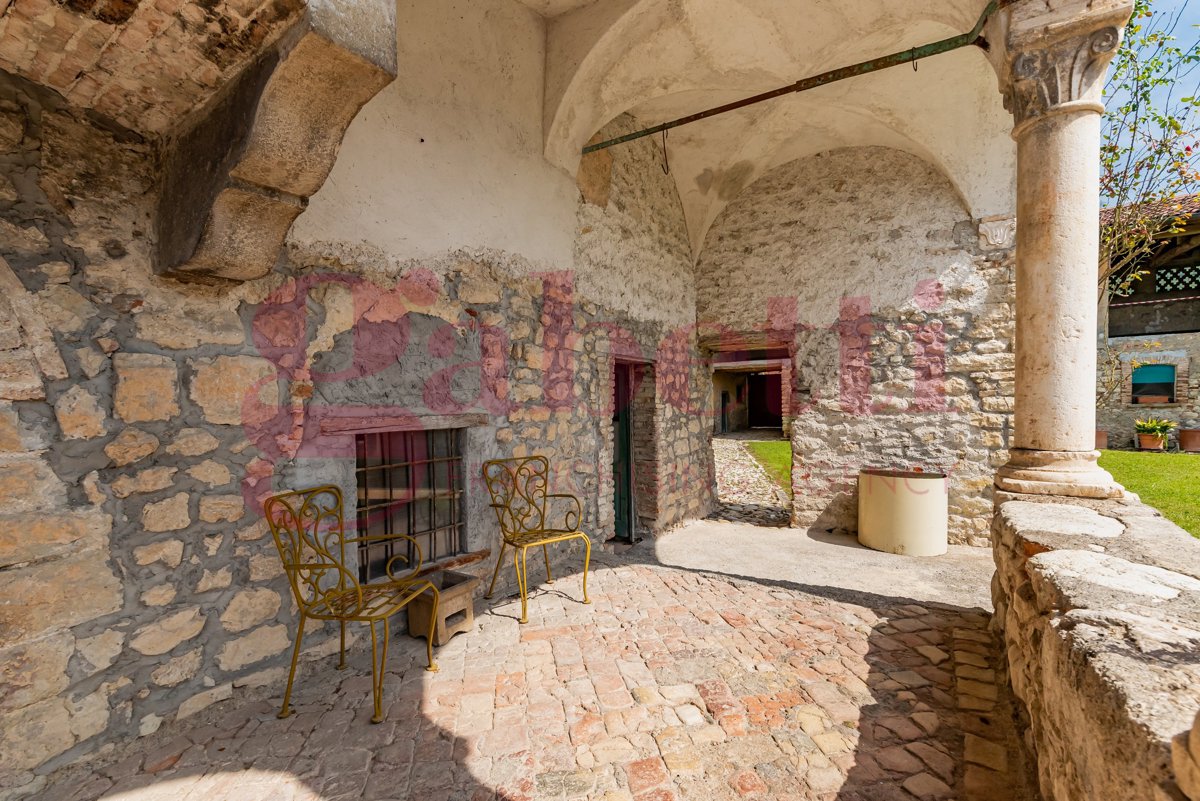 Foto 18 di 49 - Palazzo o stabile in vendita a Borgo di Terzo
