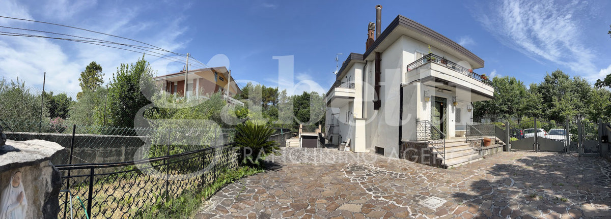 Foto 2 di 50 - Villa in vendita a Isernia