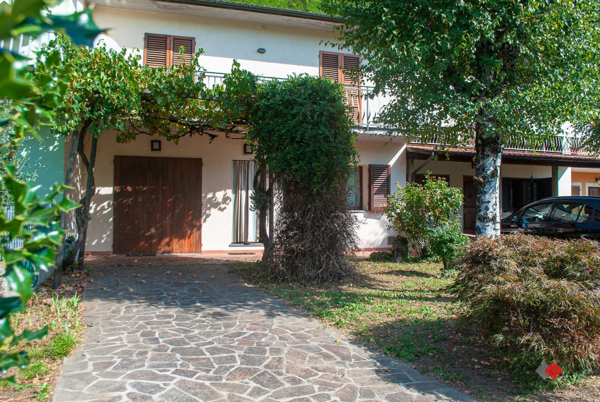 Foto 1 di 39 - Villa a schiera in vendita a Castelnuovo Garfagnana