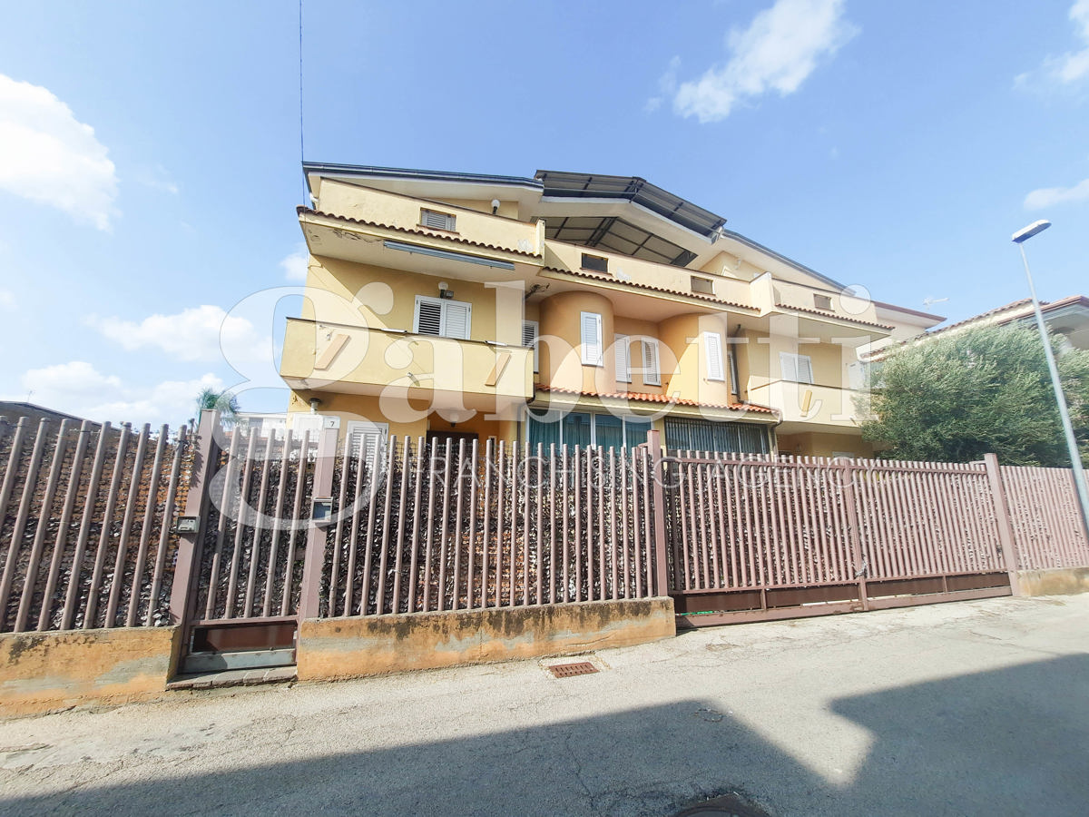 Foto 1 di 17 - Villa a schiera in vendita a Casapesenna