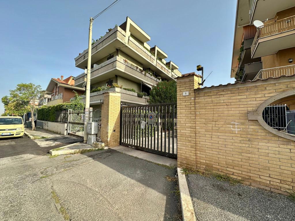 Foto 1 di 21 - Garage in vendita a Ciampino