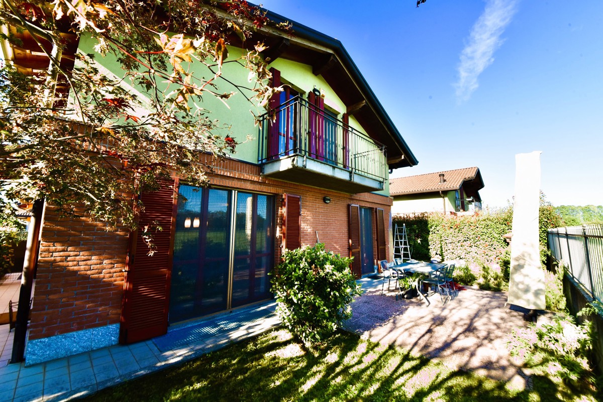 Foto 2 di 41 - Villa a schiera in vendita a Cislago