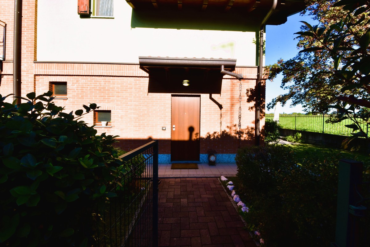 Foto 3 di 41 - Villa a schiera in vendita a Cislago