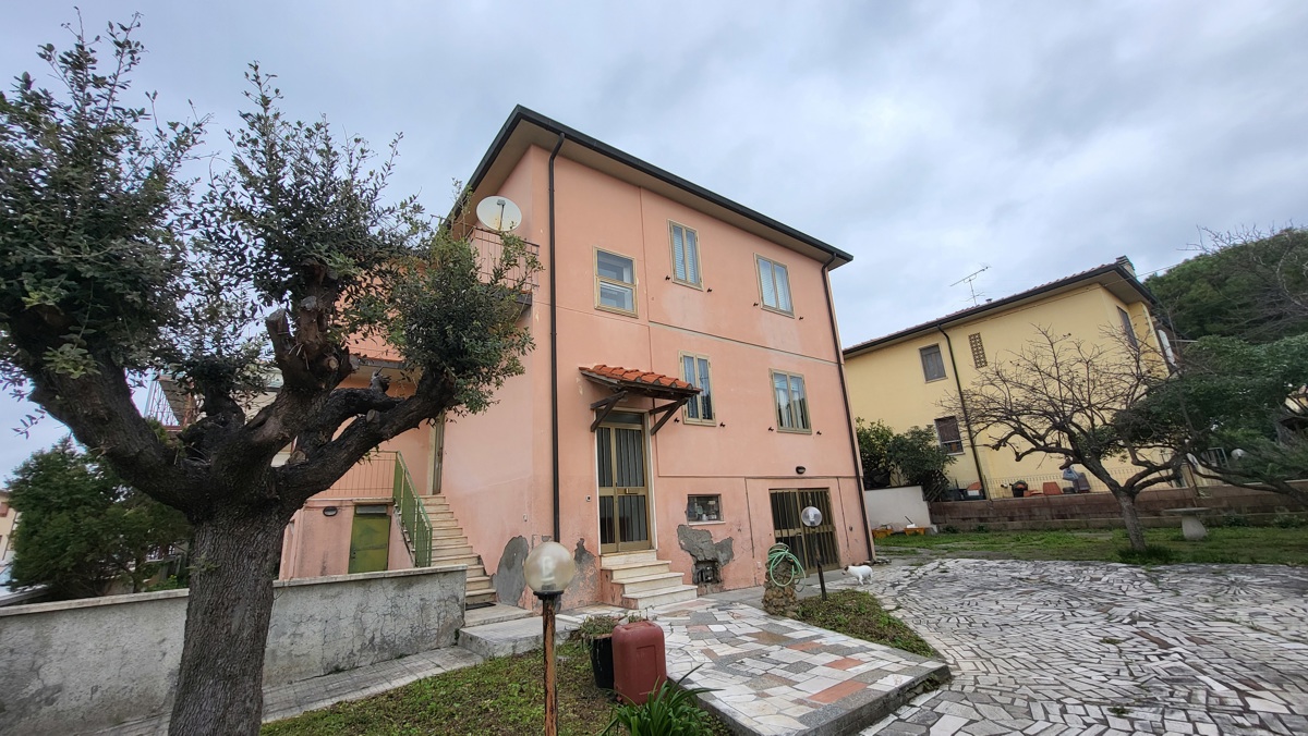 Foto 1 di 37 - Villa a schiera in vendita a Cecina