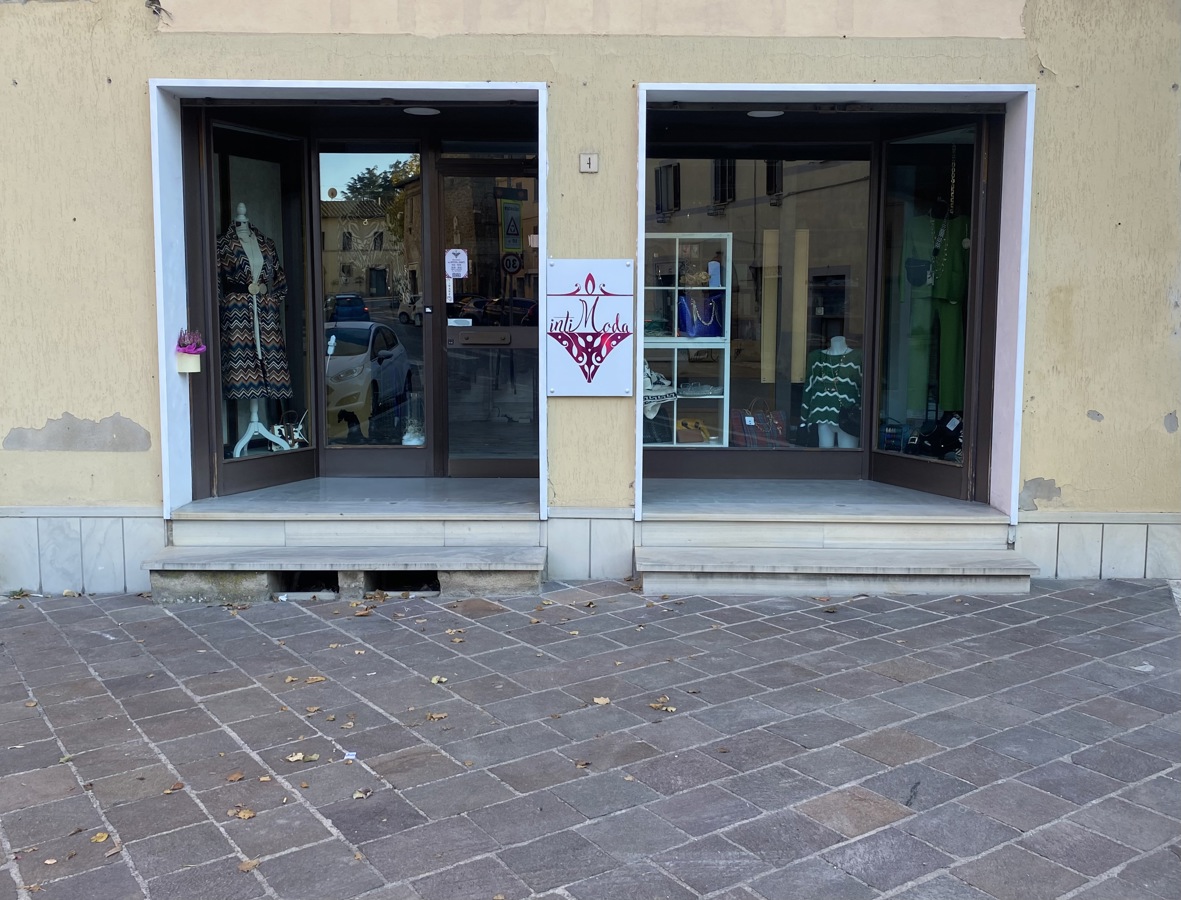Foto 2 di 5 - Negozio in vendita a Assisi