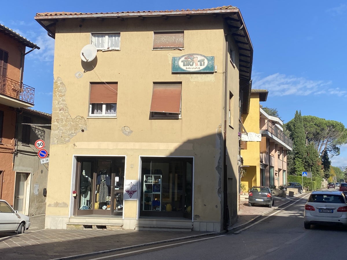 Foto 3 di 5 - Negozio in vendita a Assisi