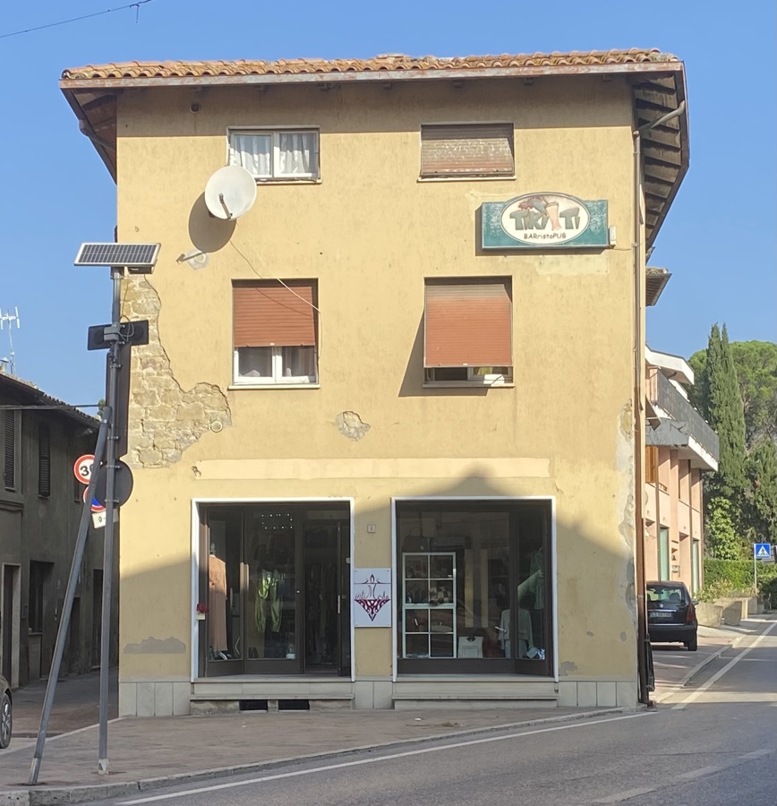 Foto 5 di 5 - Negozio in vendita a Assisi