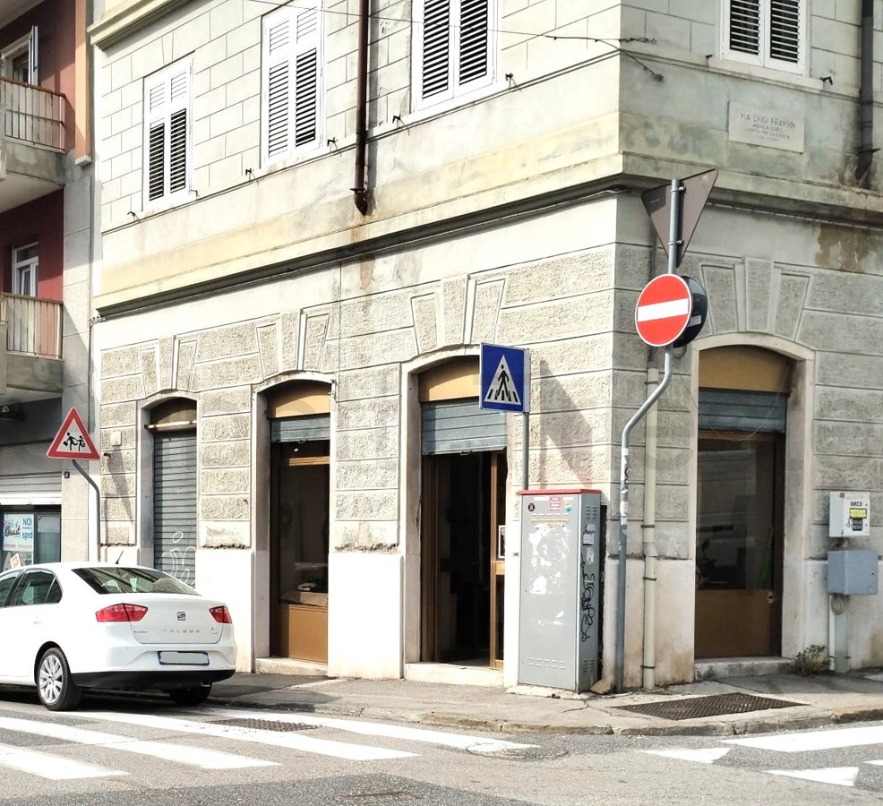 Foto 1 di 8 - Negozio in affitto a Trieste