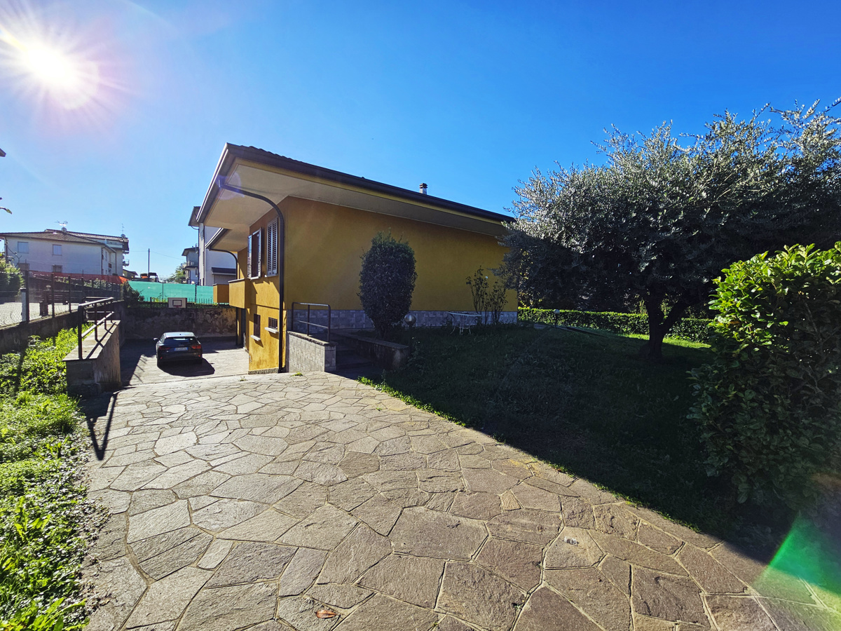 Villa in vendita a Figino Serenza (CO)
