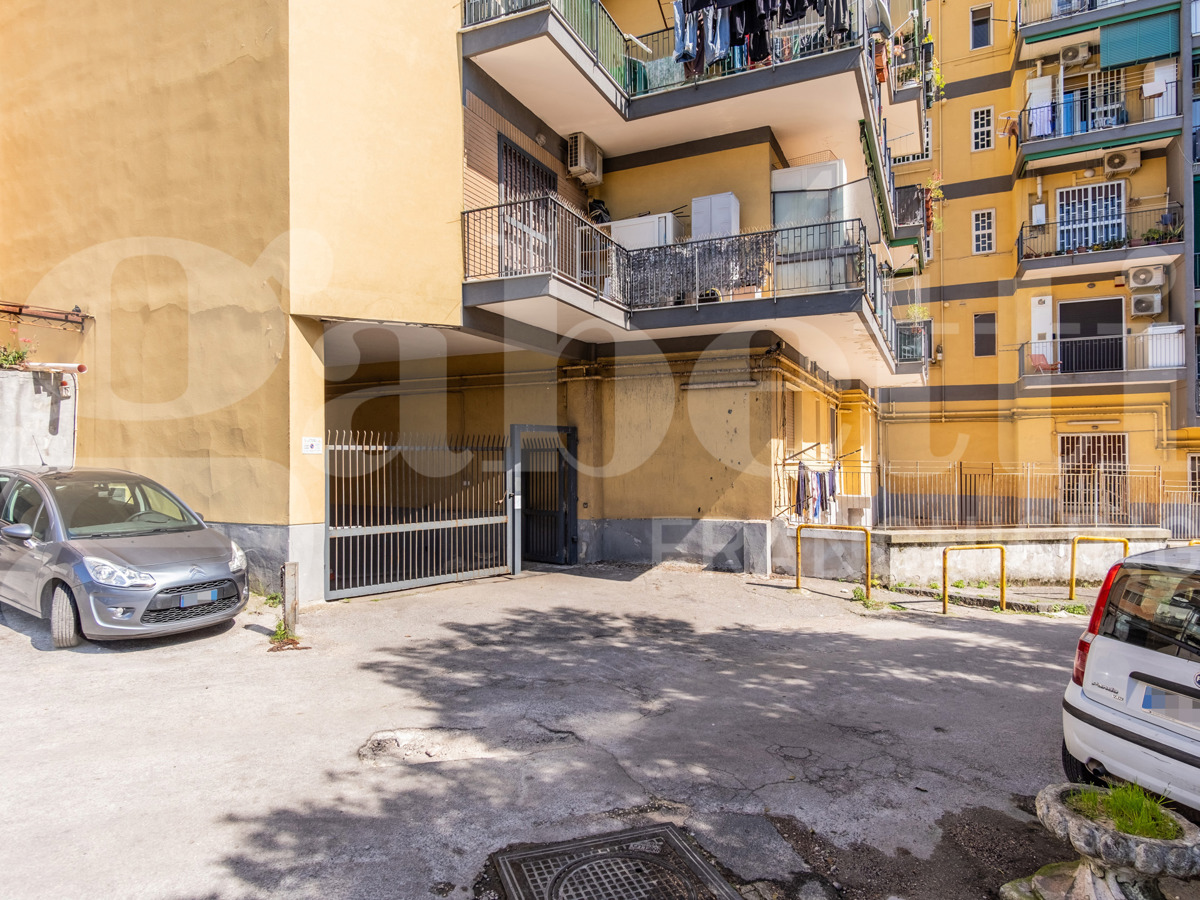 Foto 8 di 21 - Garage in vendita a Napoli