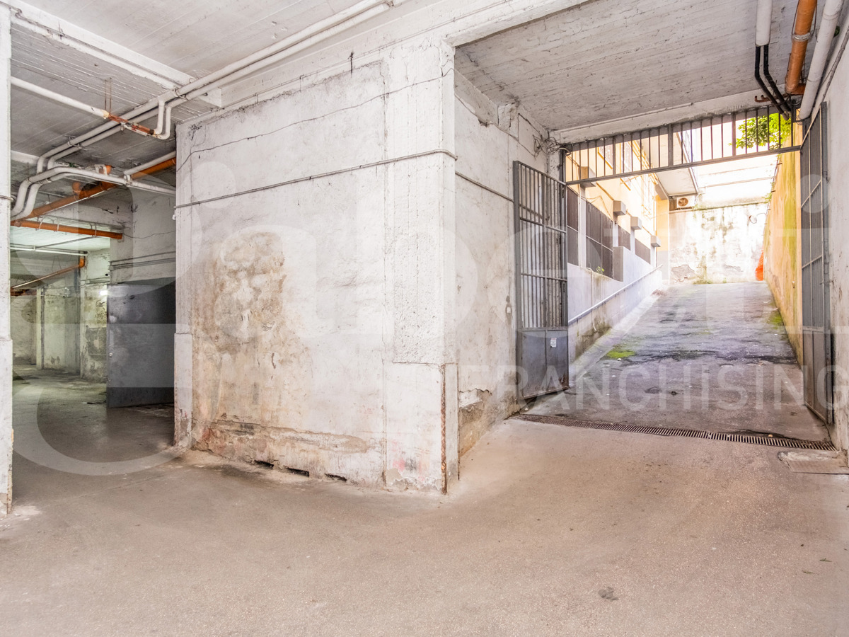Foto 11 di 21 - Garage in vendita a Napoli