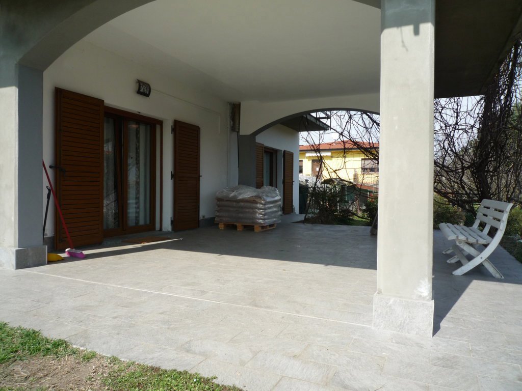 Foto 3 di 17 - Villa in vendita a Travedona-Monate
