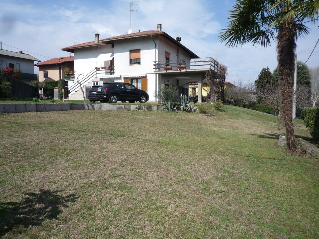 Foto 1 di 17 - Villa in vendita a Travedona-Monate