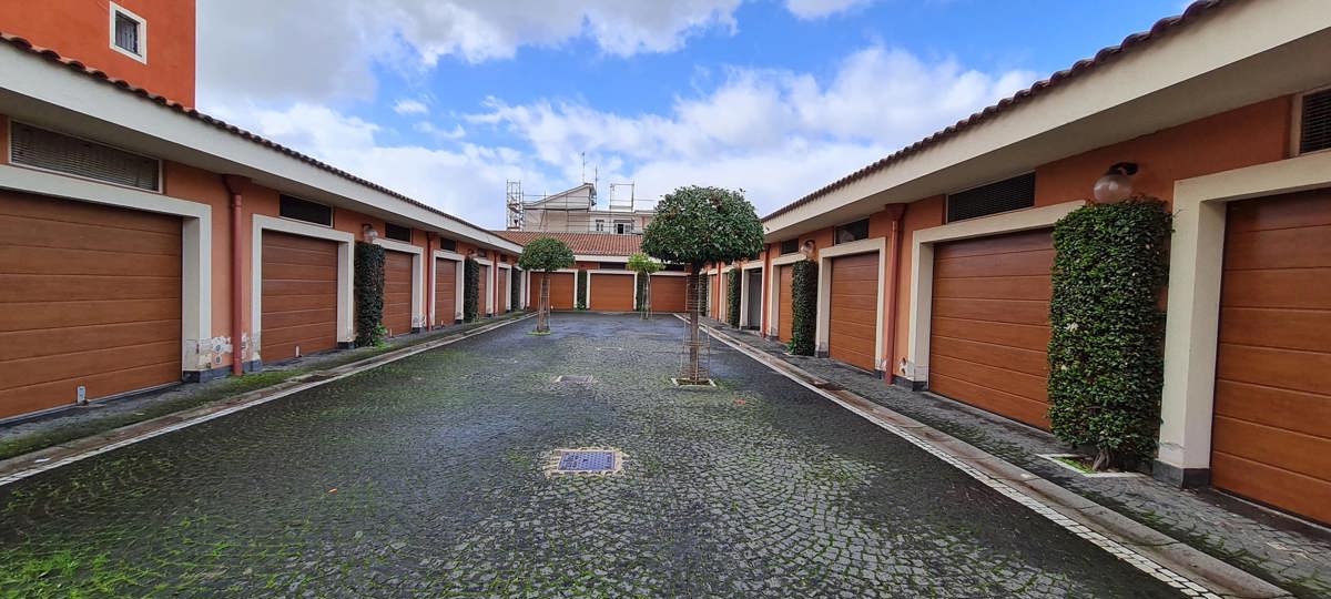 Foto 2 di 10 - Garage in affitto a Pomigliano d'Arco