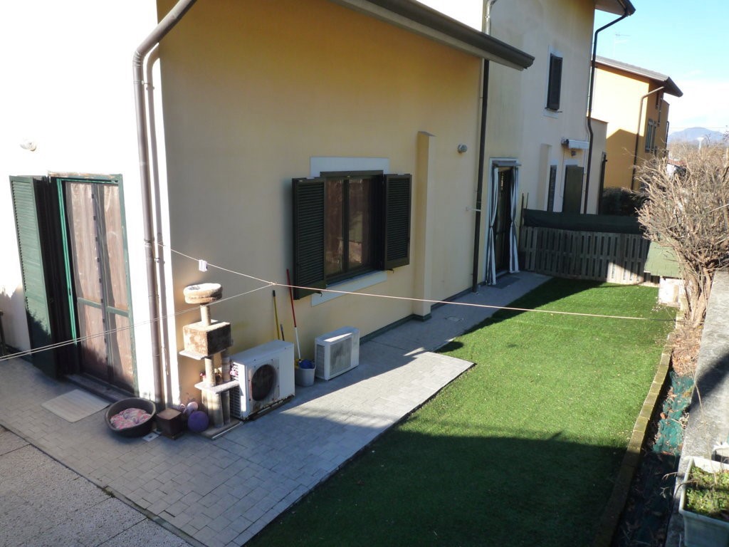 Foto 3 di 24 - Villa a schiera in vendita a Varano Borghi