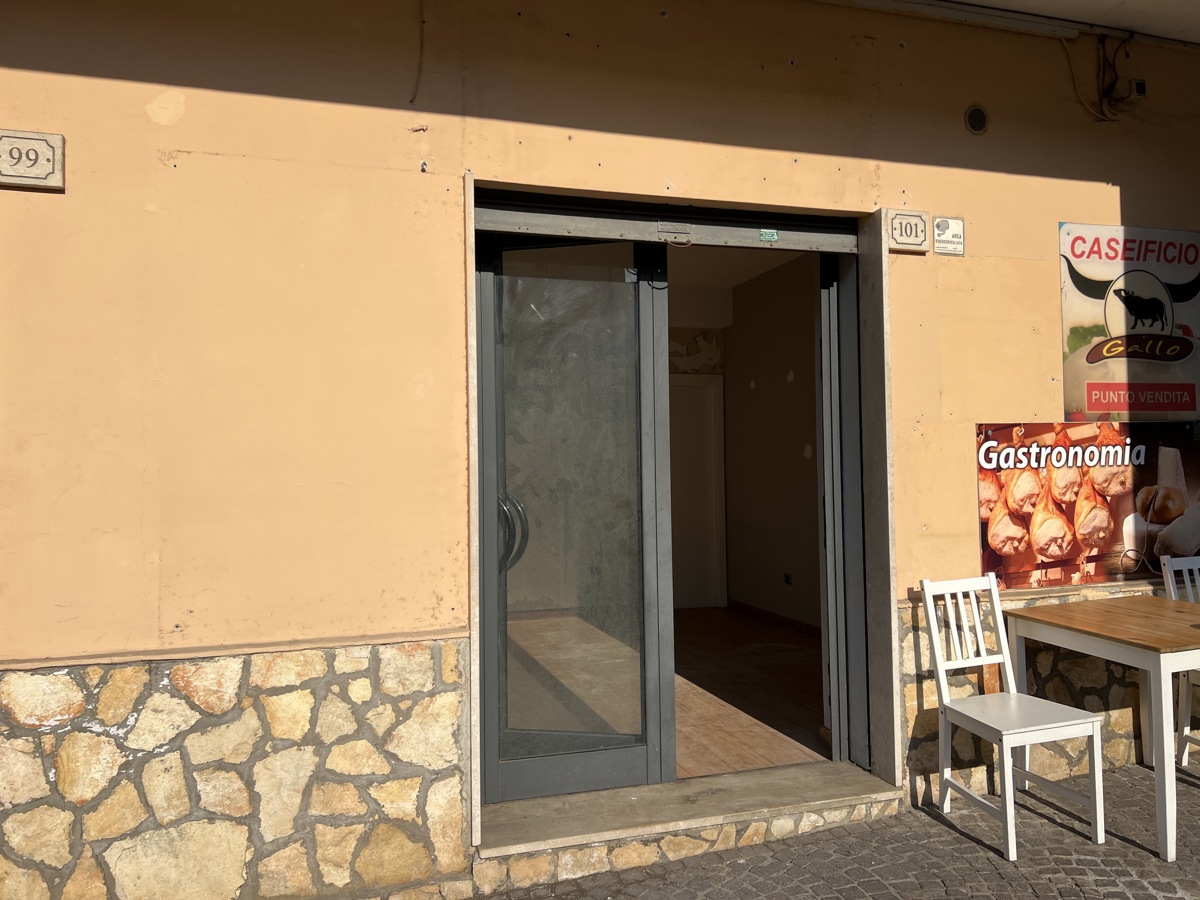 Foto 11 di 15 - Negozio in vendita a Formia