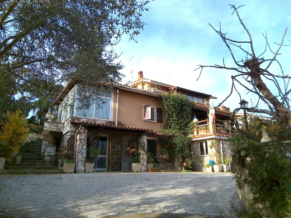 Foto 2 di 42 - Villa in vendita a Guidonia Montecelio