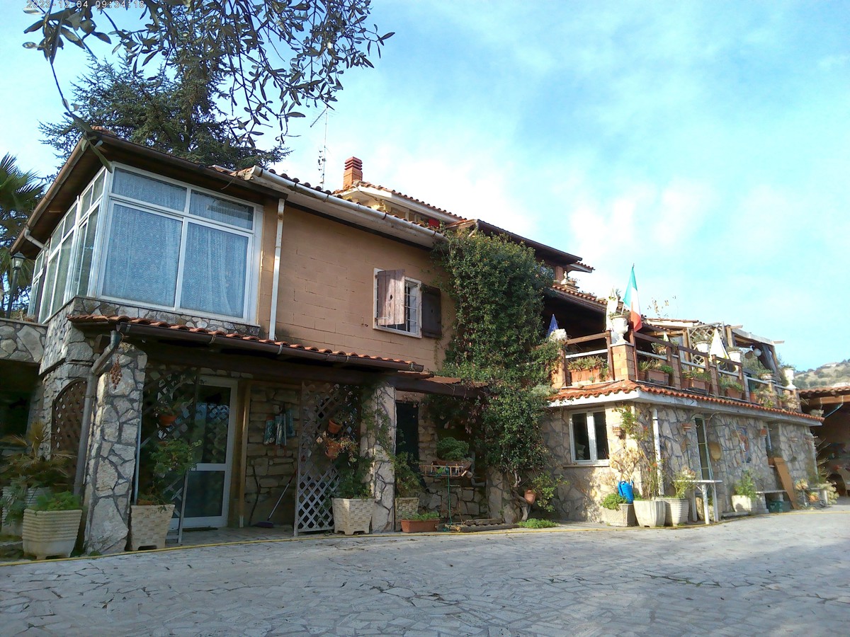 Foto 1 di 42 - Villa in vendita a Guidonia Montecelio