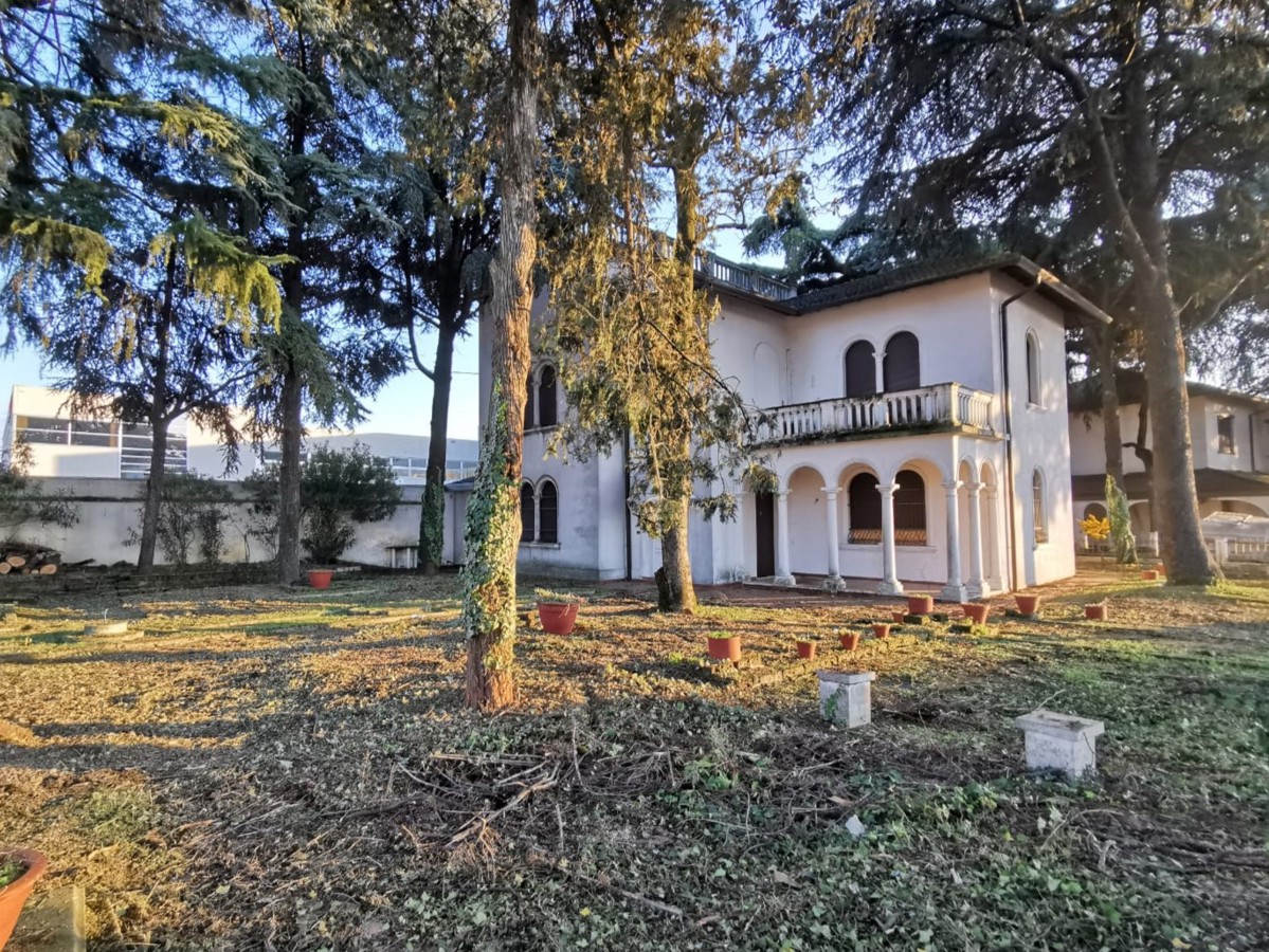 Foto 1 di 40 - Villa in vendita a Cerea