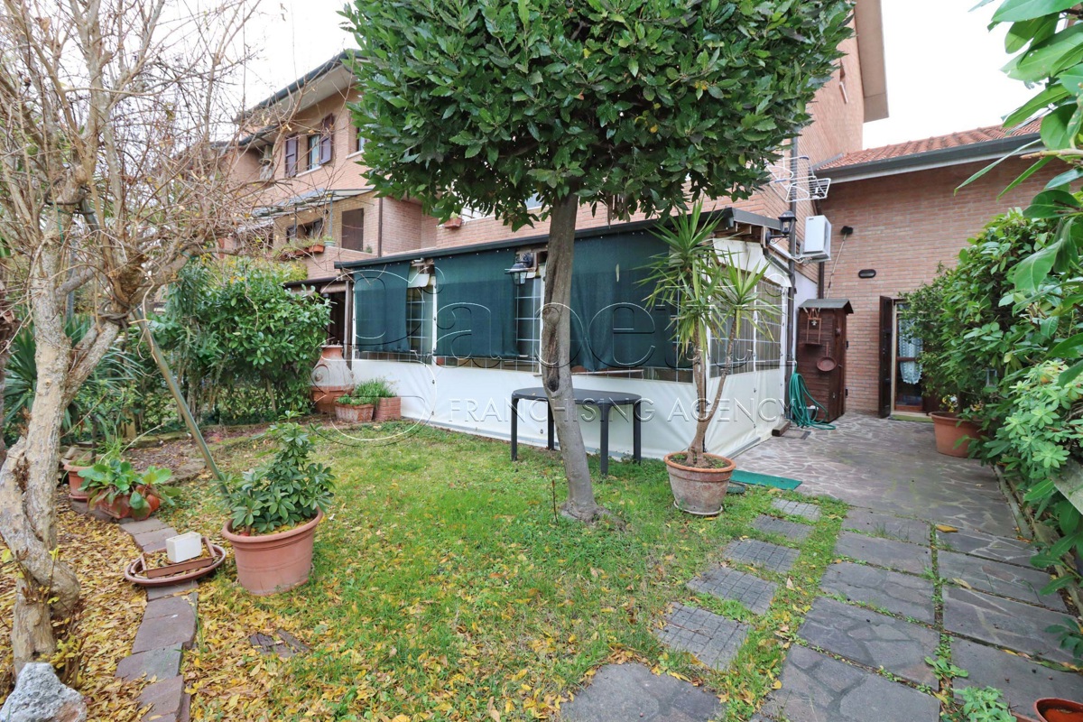 Foto 1 di 16 - Villa a schiera in vendita a Ferrara