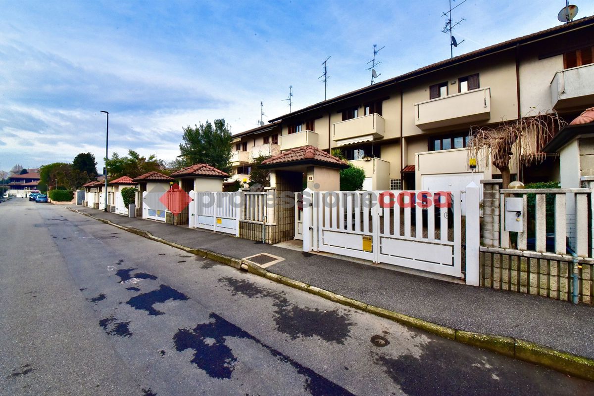 Foto 1 di 36 - Villa a schiera in vendita a Paderno Dugnano