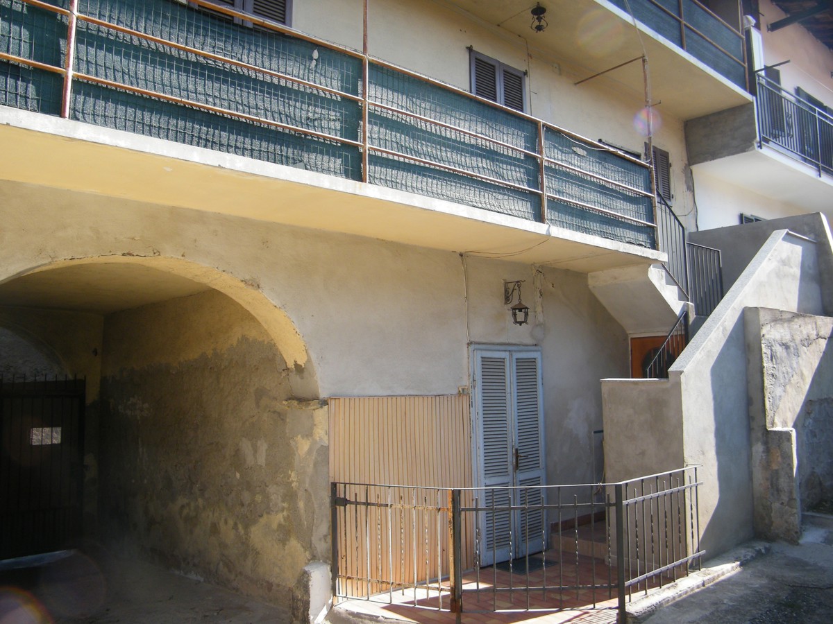 Foto 2 di 11 - Casa indipendente in vendita a Varallo Pombia