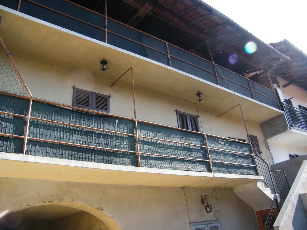 Foto 4 di 11 - Casa indipendente in vendita a Varallo Pombia
