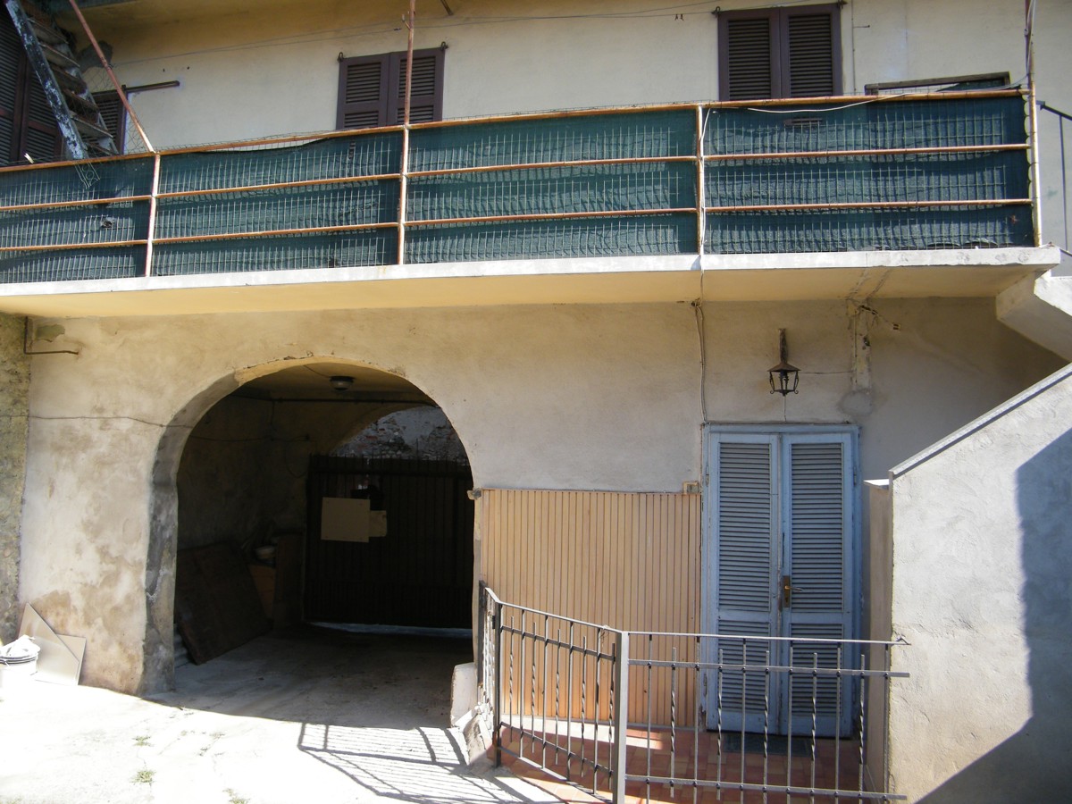 Foto 3 di 11 - Casa indipendente in vendita a Varallo Pombia