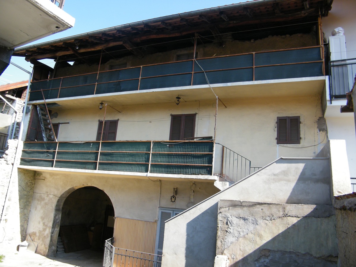 Foto 1 di 11 - Casa indipendente in vendita a Varallo Pombia