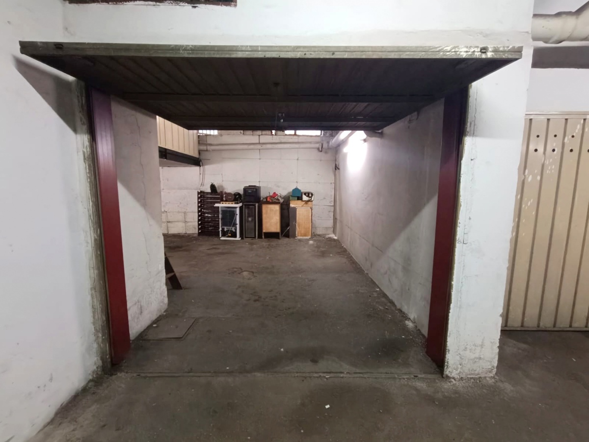 Foto 1 di 14 - Garage in vendita a Portici