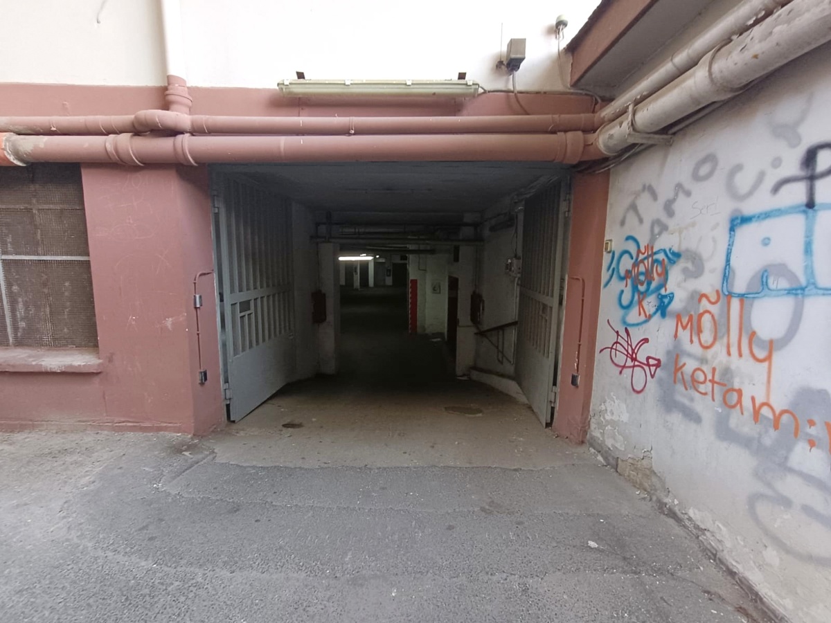 Foto 13 di 14 - Garage in vendita a Portici