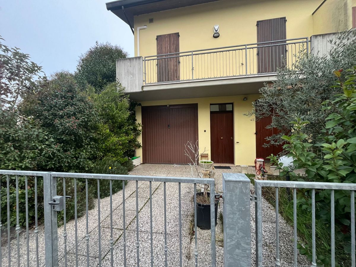 Foto 1 di 27 - Villa a schiera in vendita a Ravenna
