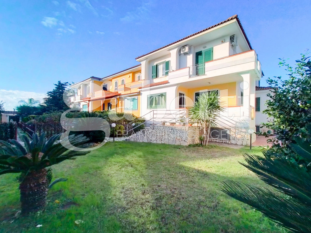 Foto 2 di 24 - Villa a schiera in vendita a Giugliano in Campania