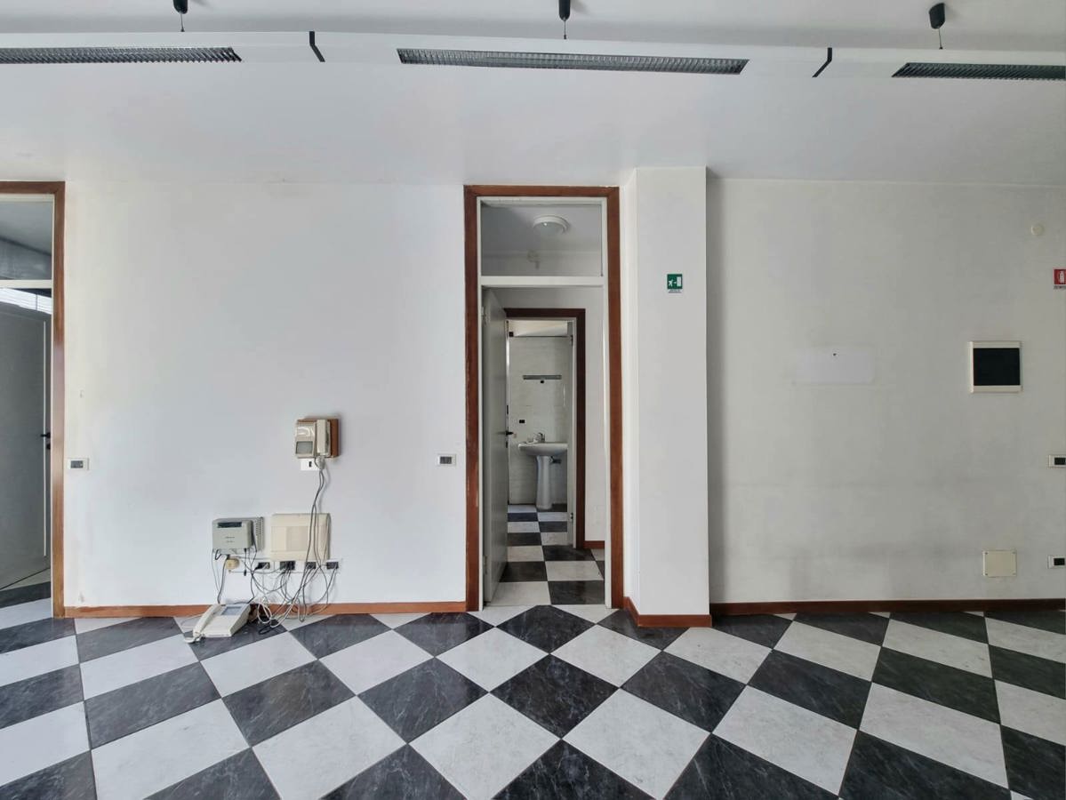 Foto 3 di 8 - Ufficio in affitto a Lecco