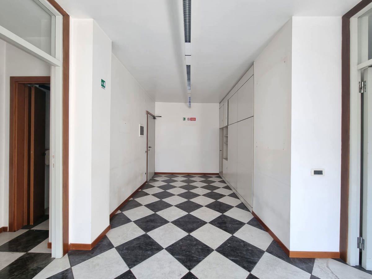 Foto 4 di 8 - Ufficio in affitto a Lecco