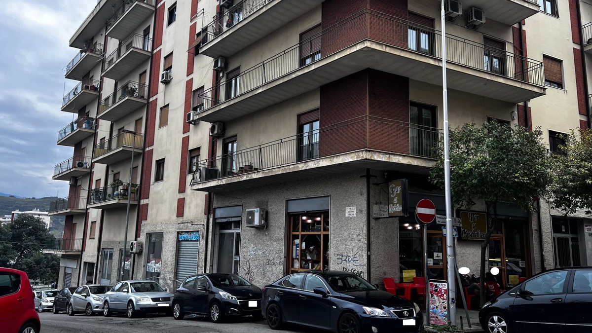 Foto 1 di 5 - Magazzino in affitto a Cosenza