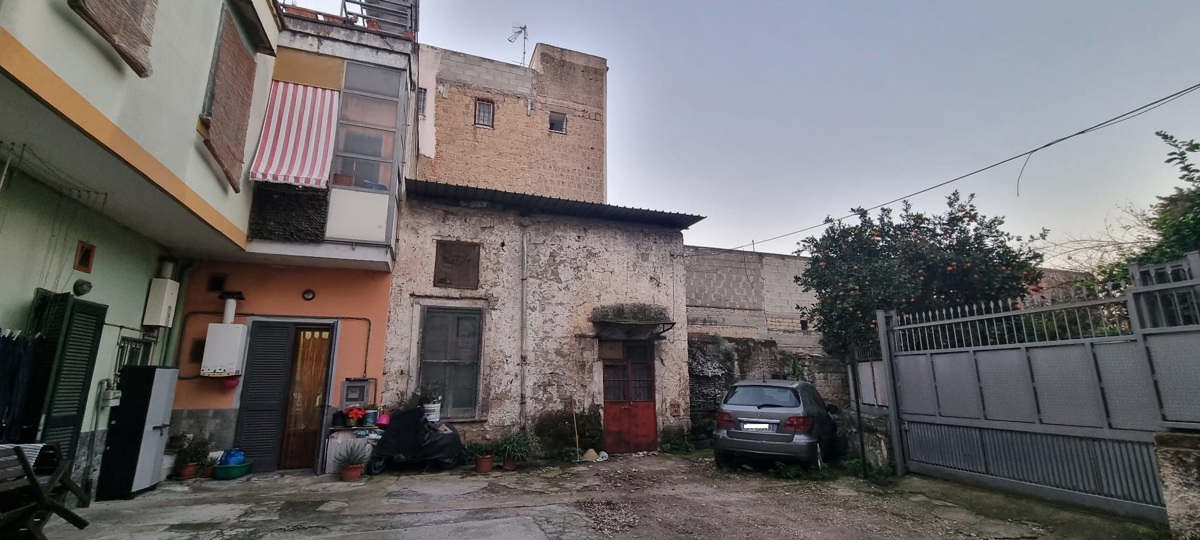 Foto 1 di 3 - Palazzo o stabile in vendita a Pomigliano d'Arco