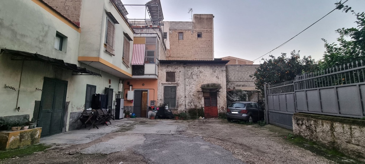 Foto 2 di 3 - Palazzo o stabile in vendita a Pomigliano d'Arco