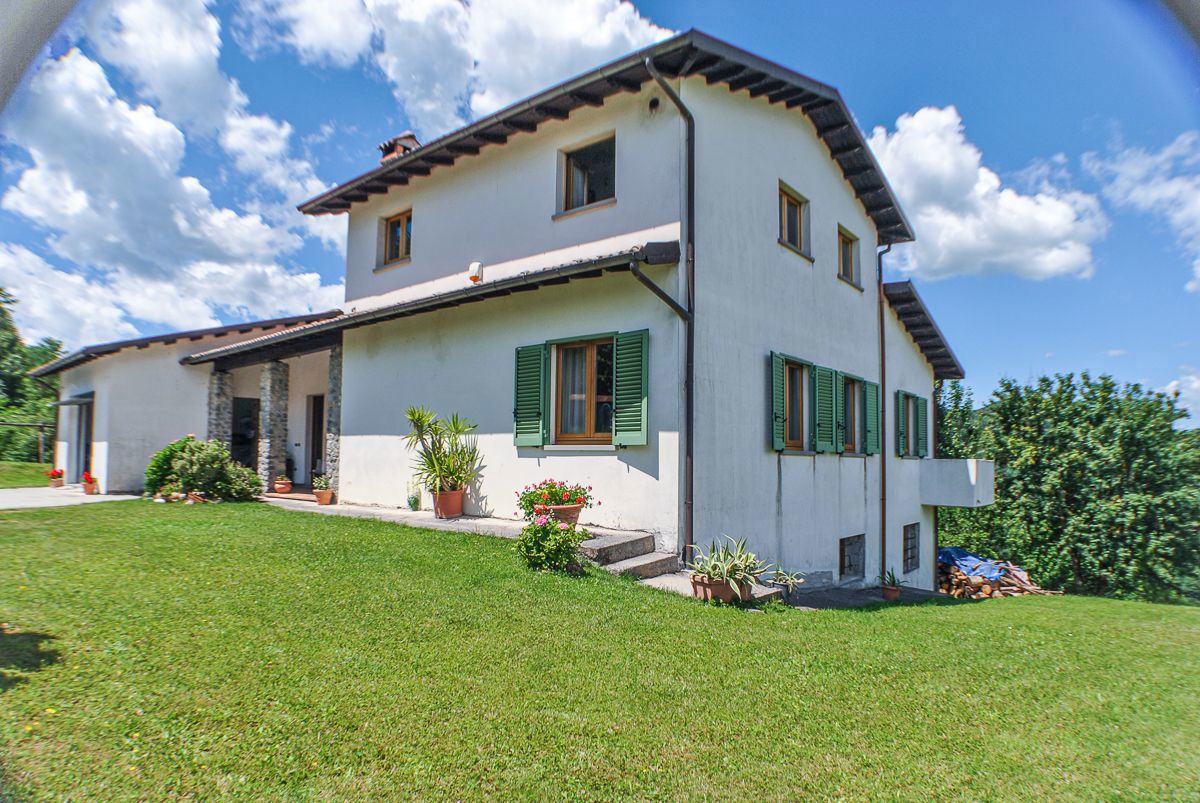 Foto 1 di 35 - Villa in vendita a Camporgiano