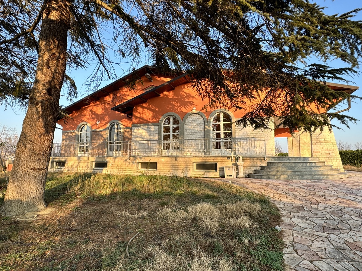 Foto 1 di 54 - Villa in vendita a Castelnuovo Don Bosco
