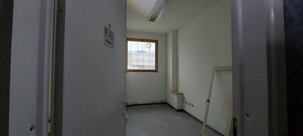 Foto 18 di 27 - Laboratorio in vendita a Siena